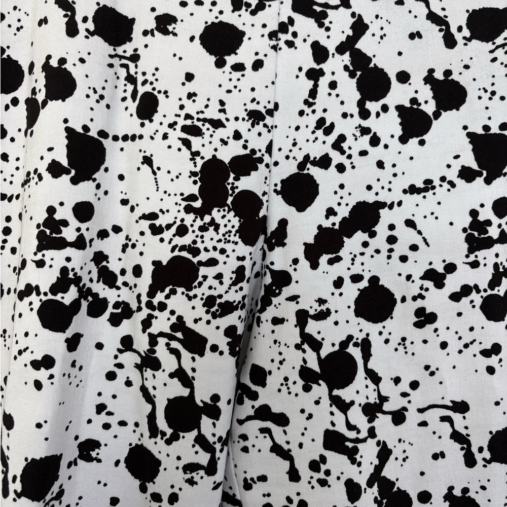 Women's Black and White Splatter Print Cropped Pants - Picture 4 of 5